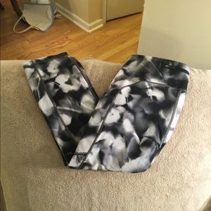 Lululemon Crop black and white leggings